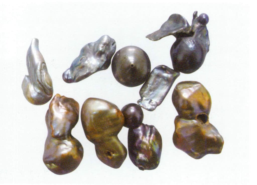 Figure 1-5-62 The luster and accompanying colors of black dyed freshwater cultured pearls