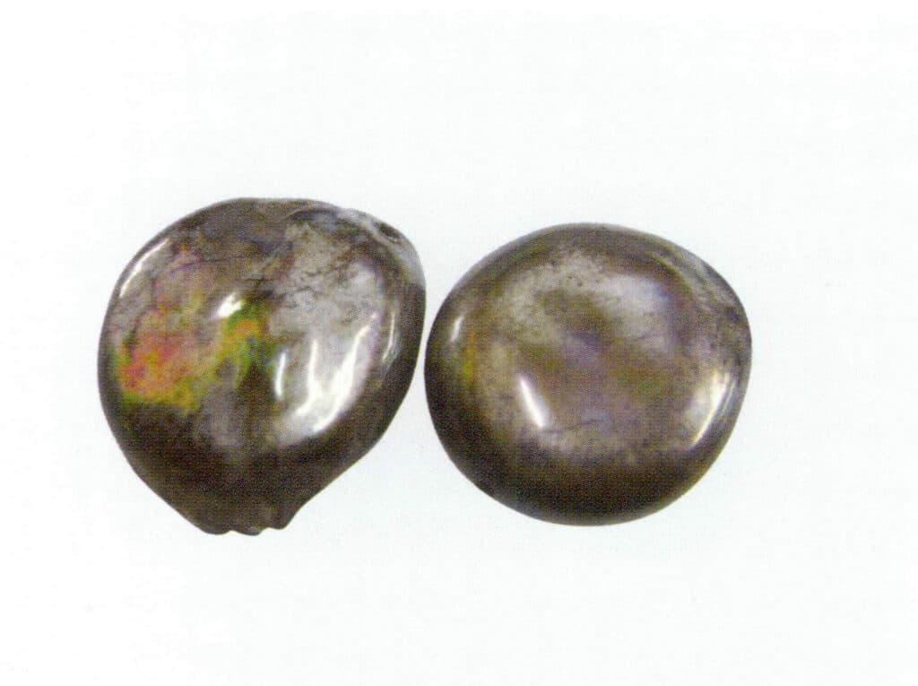 Figure 1-5-63 Metallic luster of black dyed freshwater cultured pearls c