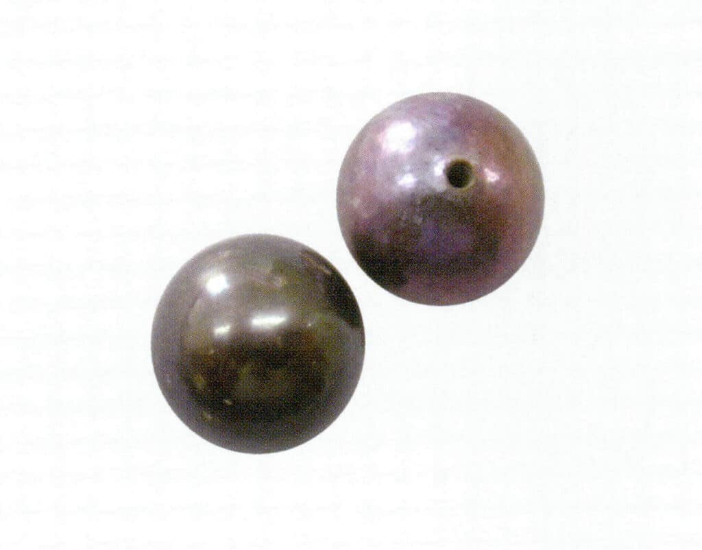 Figure 1-5-64 Unnatural spots on the surface of black-dyed freshwater cultured pearls