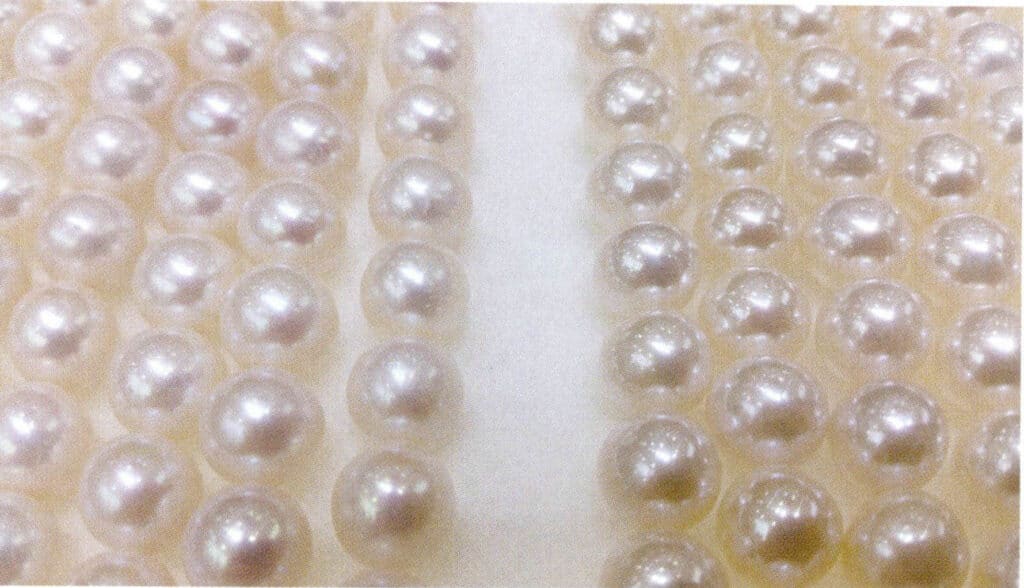 Figure 1-5-76 Untreated pearls (left) and coated treated pearls (right)