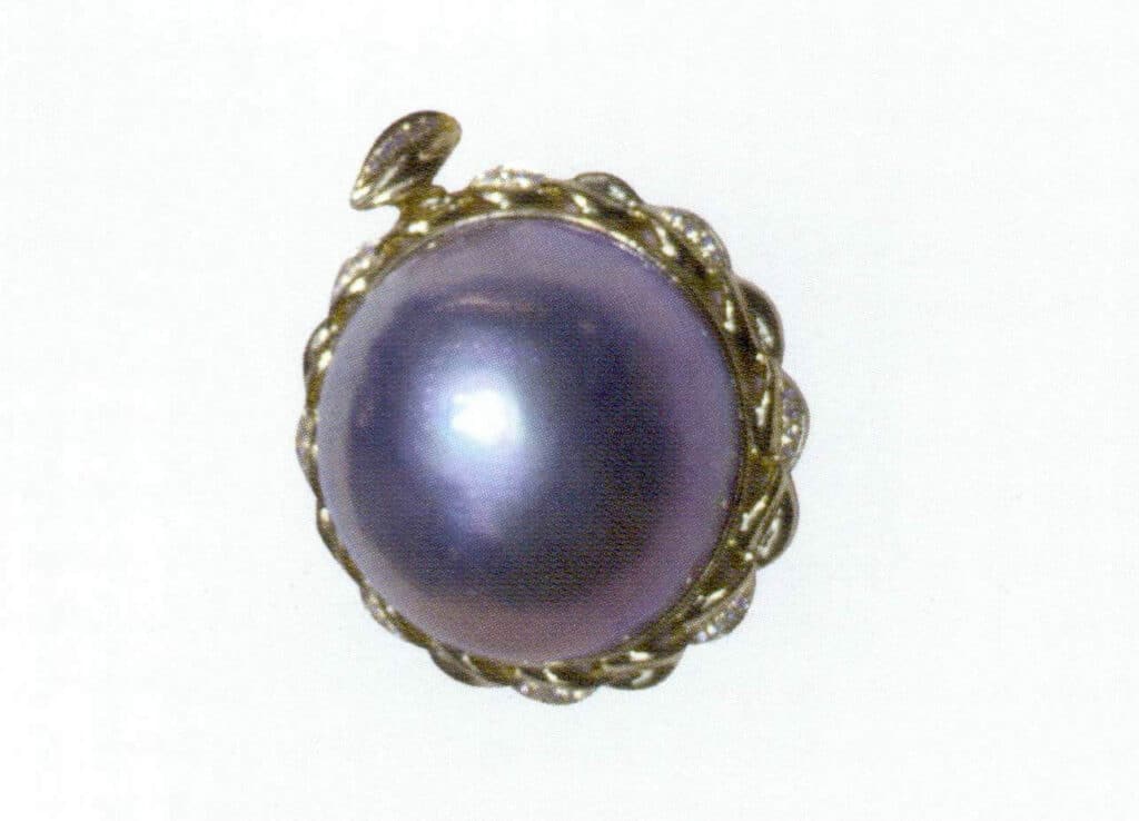 Figure 1-5-90 Mabe Pearls with Bezel Setting