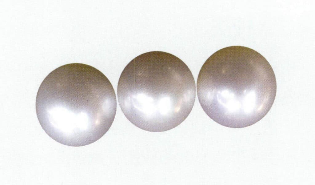Figure 1-7-5 Strong luster increasing from left to right (South Sea Pearl)