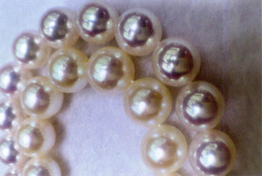 Figure 1-7-8 Slightly Different Extremely Strong Luster (Akoya Pearl)