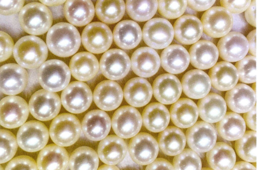 Figure 1-7-9 High Luster (Akoya Pearls)