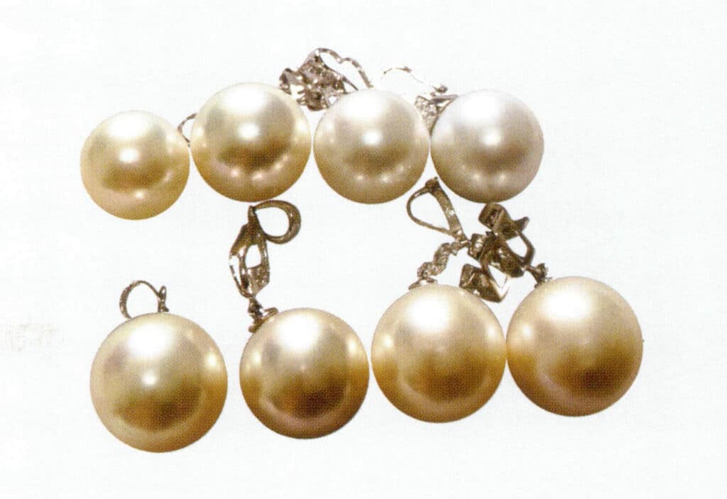 Figure 1-7-15 Strong to medium luster diminishing from left to right (South Sea pearls)