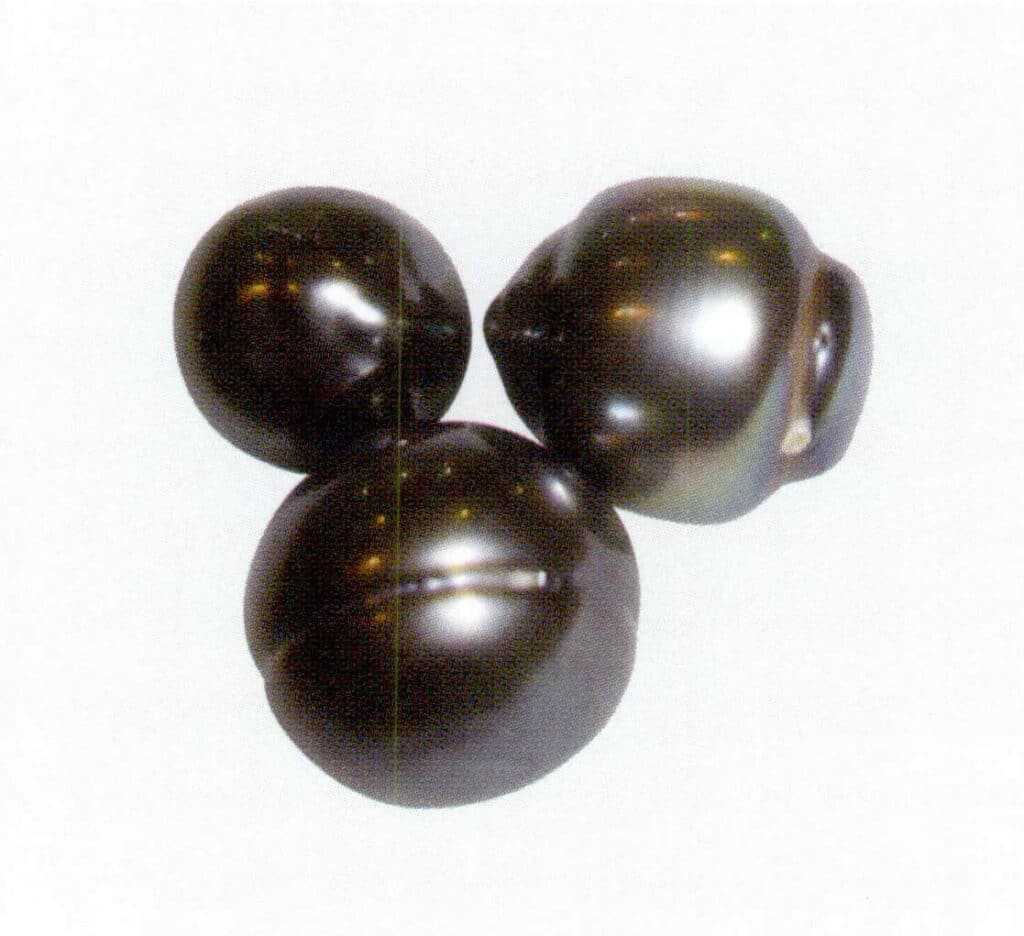 Figure 1-7-21 Flaw (Taki Black Pearl)