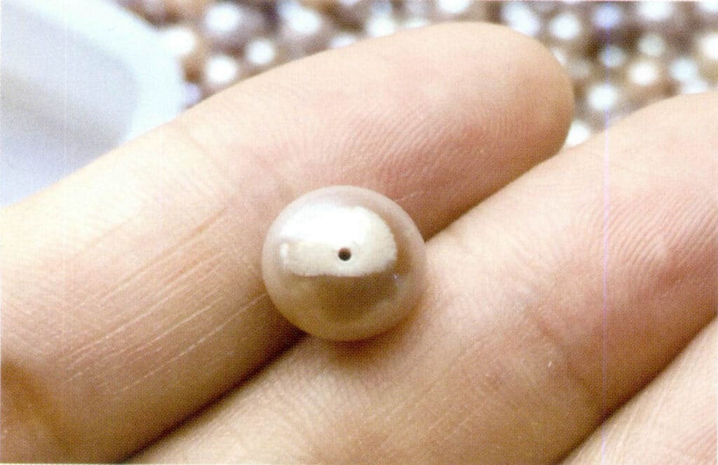 Figure 1-7-22 Major Flaw (Freshwater Non-Nucleated Cultured Pearl)