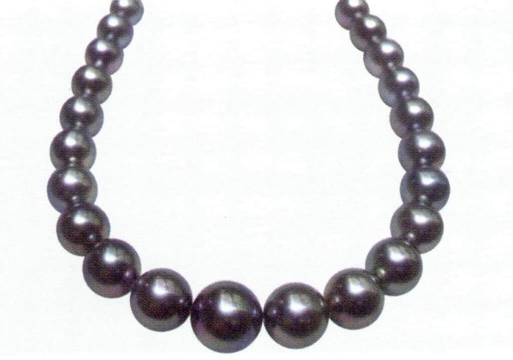 Figure 1-7-29 Black with peacock green undertones (Taqi Ti black pearl)