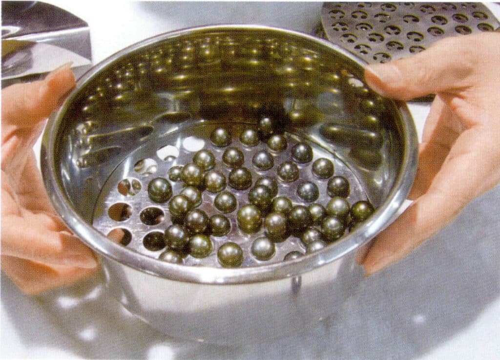 Figure 1-7-47 Measuring pearl diameter with a pearl basket