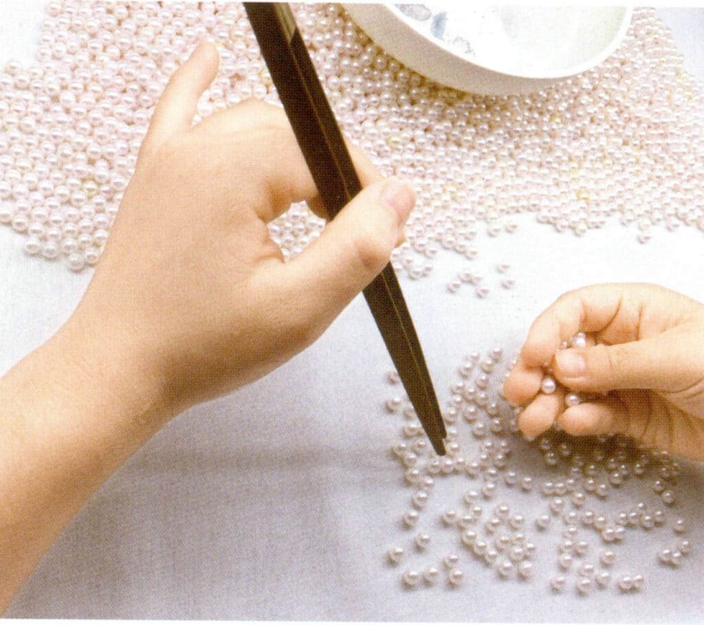Figure 1-7-63 Sorting of pearls in a seawater pearl processing factory (2)