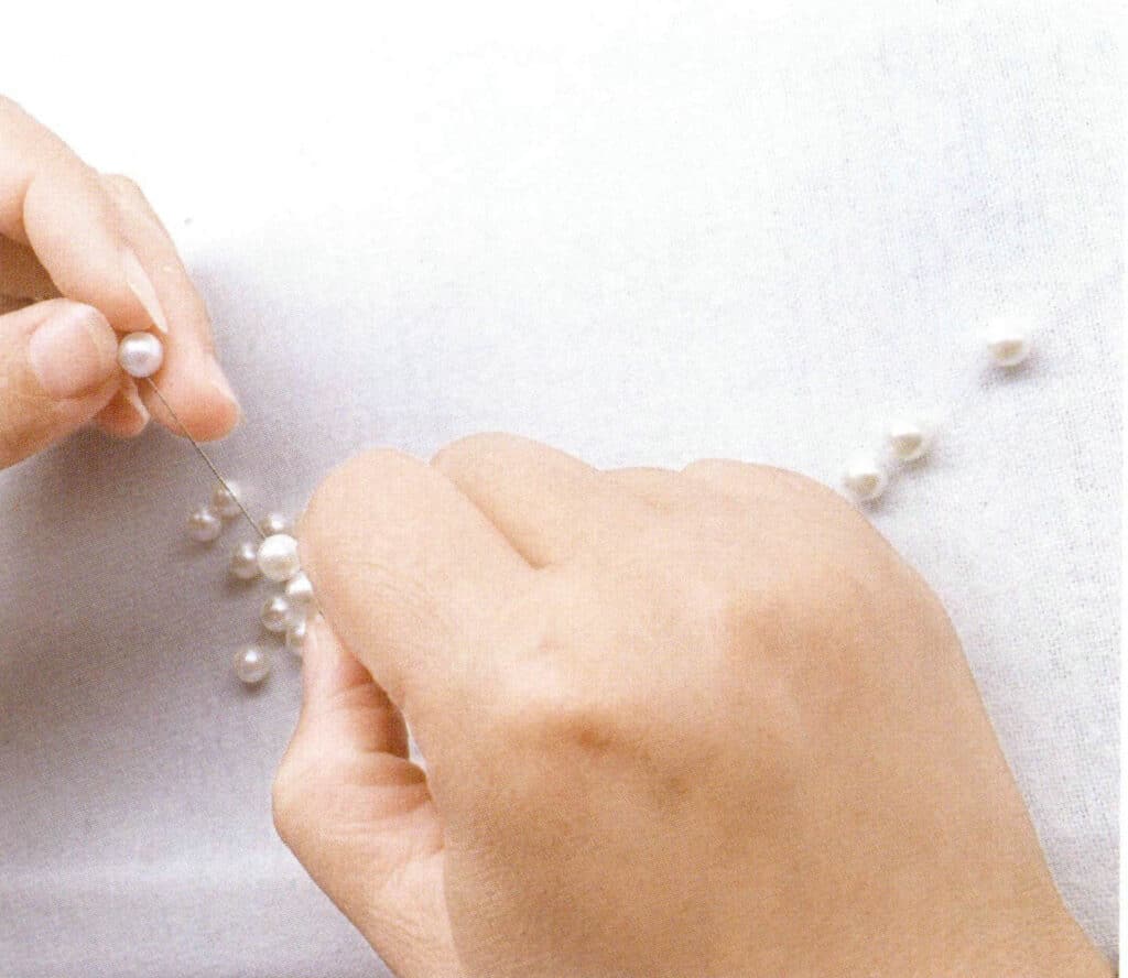 Figure 1-7-64 Beading of pearls in a marine pearl processing plant (1)