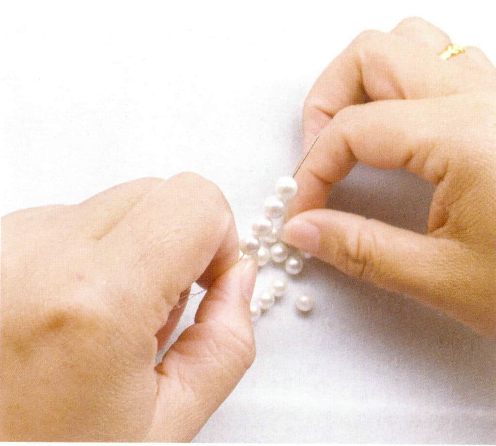 Figure 1-7-65 Stringing of pearls in a seawater pearl processing factory (2)