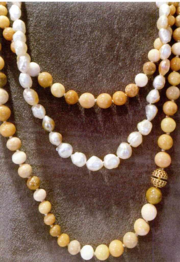 Figure 2-0-2 Pearls with a nacre layer and "pearls" without a nacre layer (1)