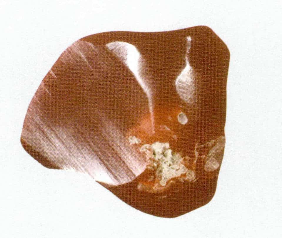 Рисунок 3-4-16 На обратной стороне изделий из коралла Акаша часто встречаются дефекты