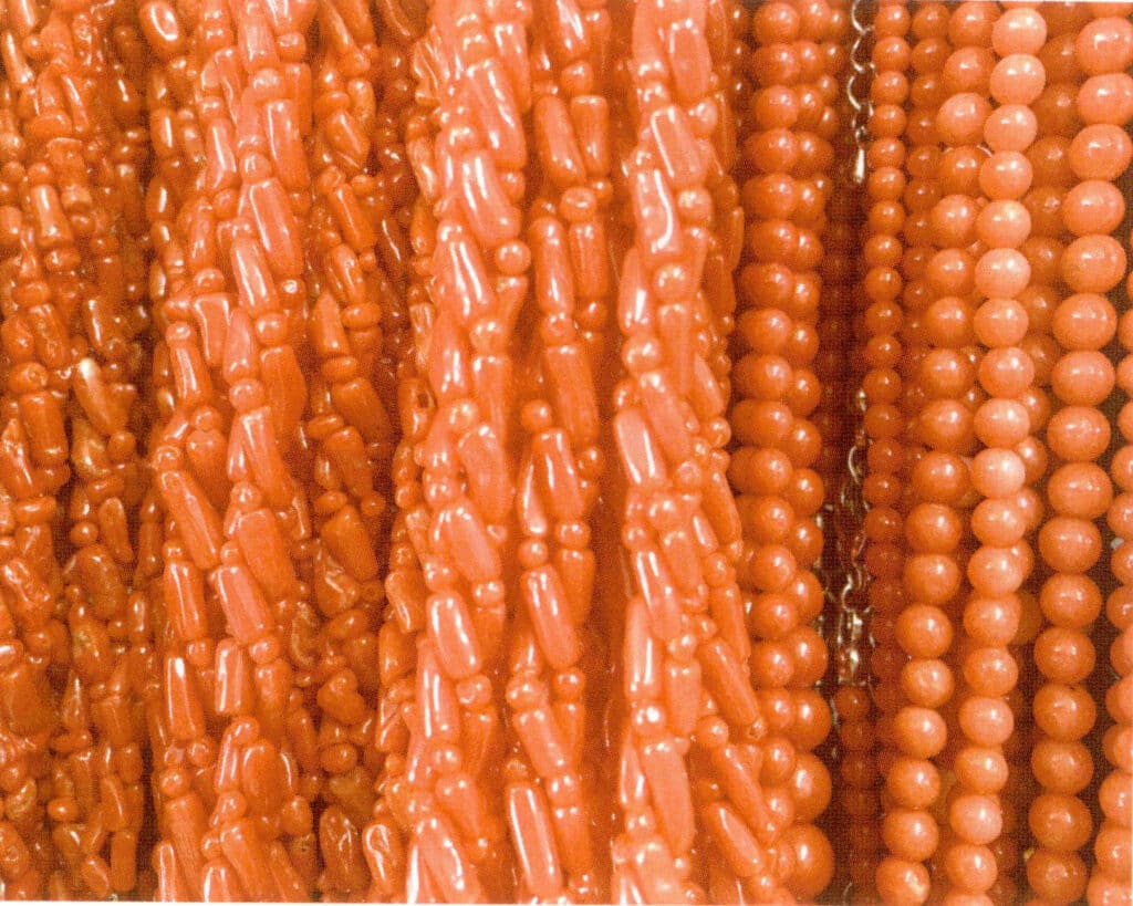 Рисунок 3-4-26 Сардинские кораллы часто измельчают для изготовления различных бусин.