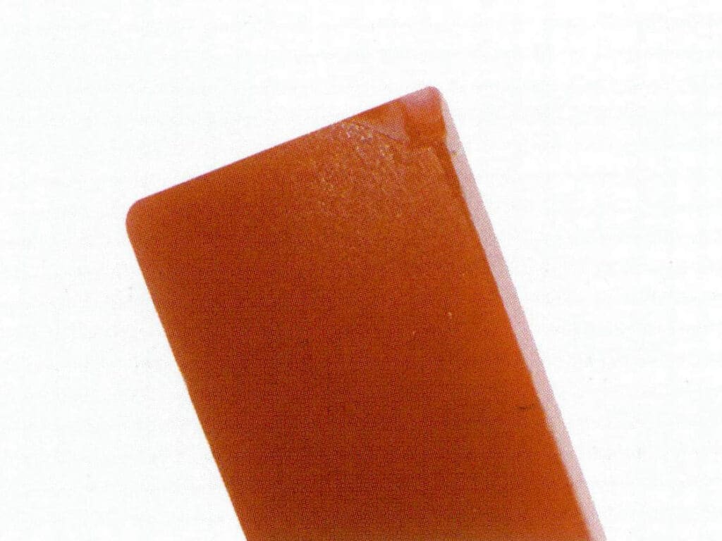 Рисунок 3-5-4 Раковинообразный излом красного стекла с отверстиями для пузырьков