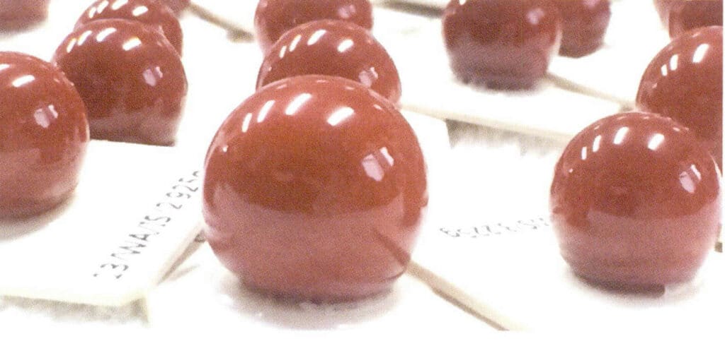 Рисунок 3-7-16 Бусина из красного коралла Akoya (1)