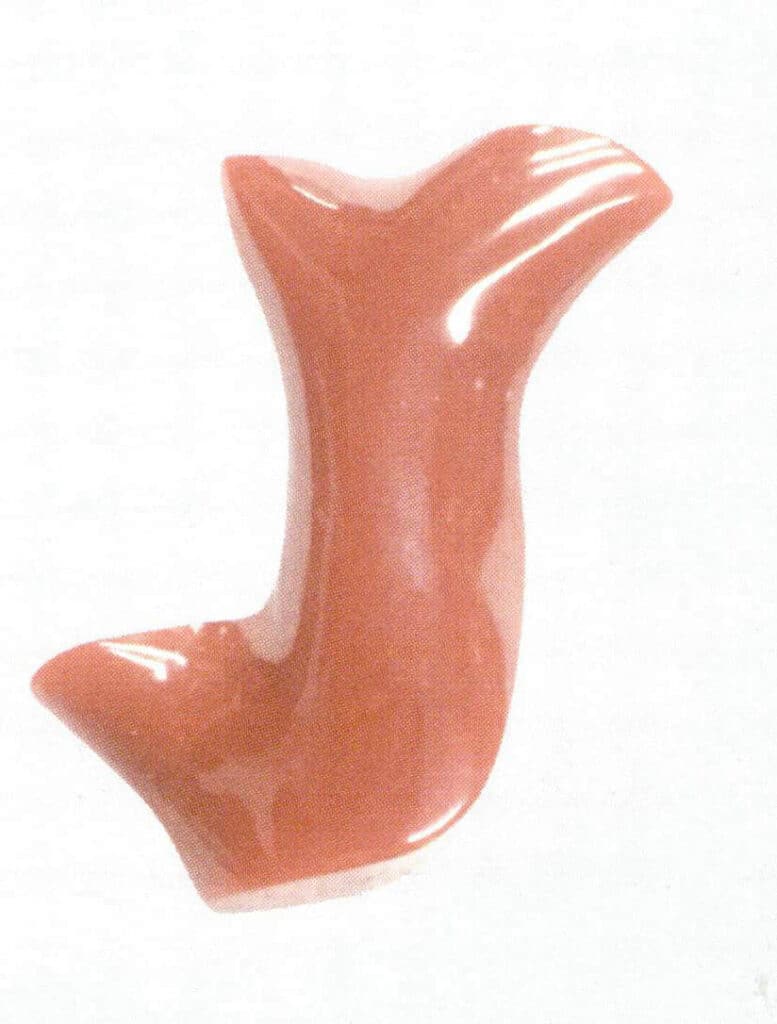 Рисунок 3-7-20 Красный коралл Akoya с неровной дугообразной поверхностью