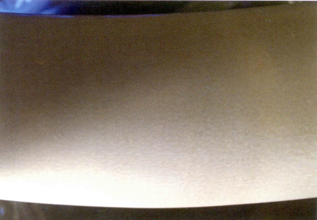 Figure 4-3-6 Wavy Parallel Stripes on the Longitudinal Surface of Ivory