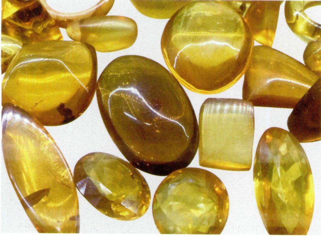 Figure 5-1-5 Amber artifacts enshrined in Burmese Buddhist temples (I)