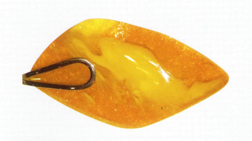 Figure 5-4-7 Gold amber and beeswax entangled with each other (III)
