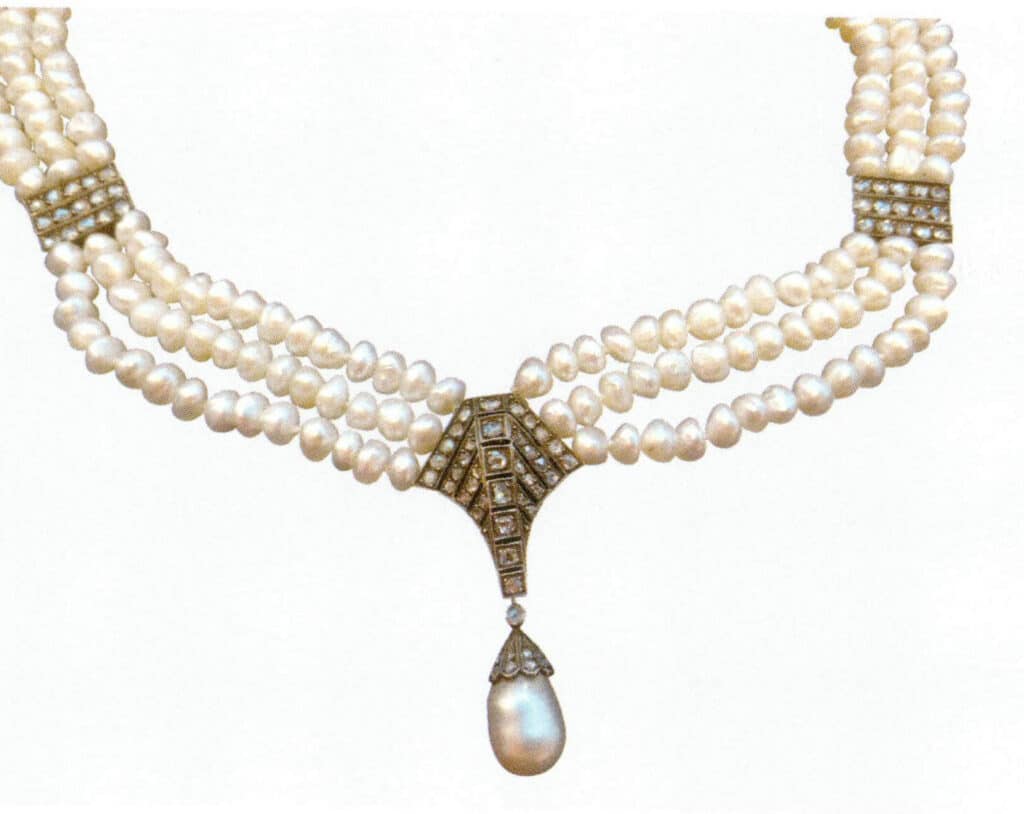 Figure 1-1-16 Antique Pearl Jewelry at the Jewelry Exhibition