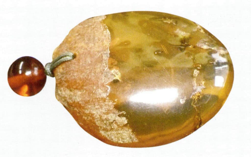 Figure 5-7-6 Fissured, impurity-laden Mexican blue amber