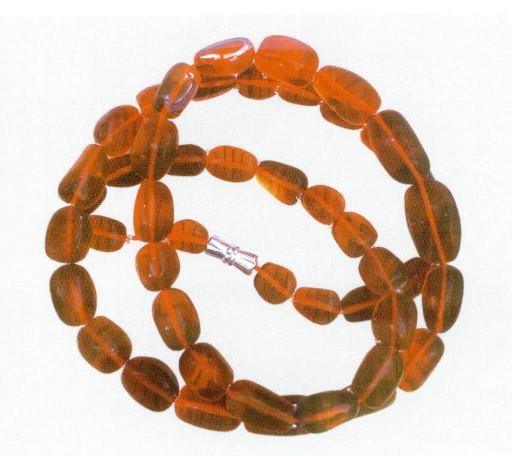 Figur 5-8-2 Oljeimpregnerad blodröd bärnsten