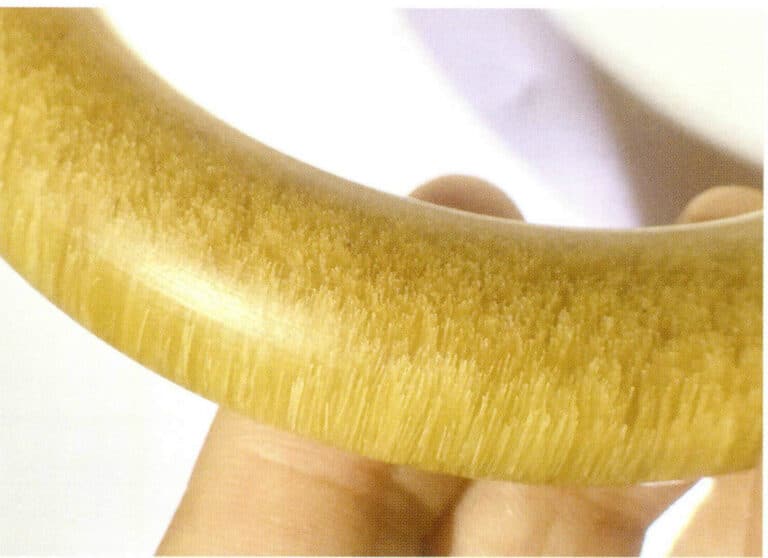 Figure 7-2-27 Rhino Horn Bracelet Showing "Bamboo Silk Pattern" and "Fish Eggs" (Reflected Light) 