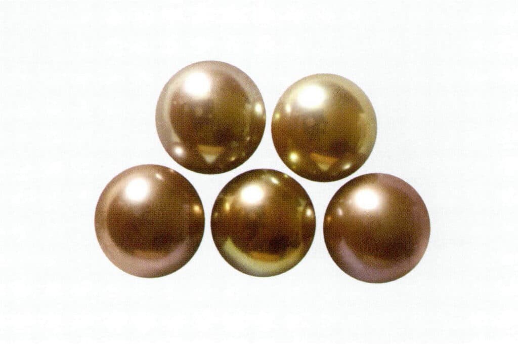 Figure 1-2-12 Freshwater cultured pearls with bronze and purple colors