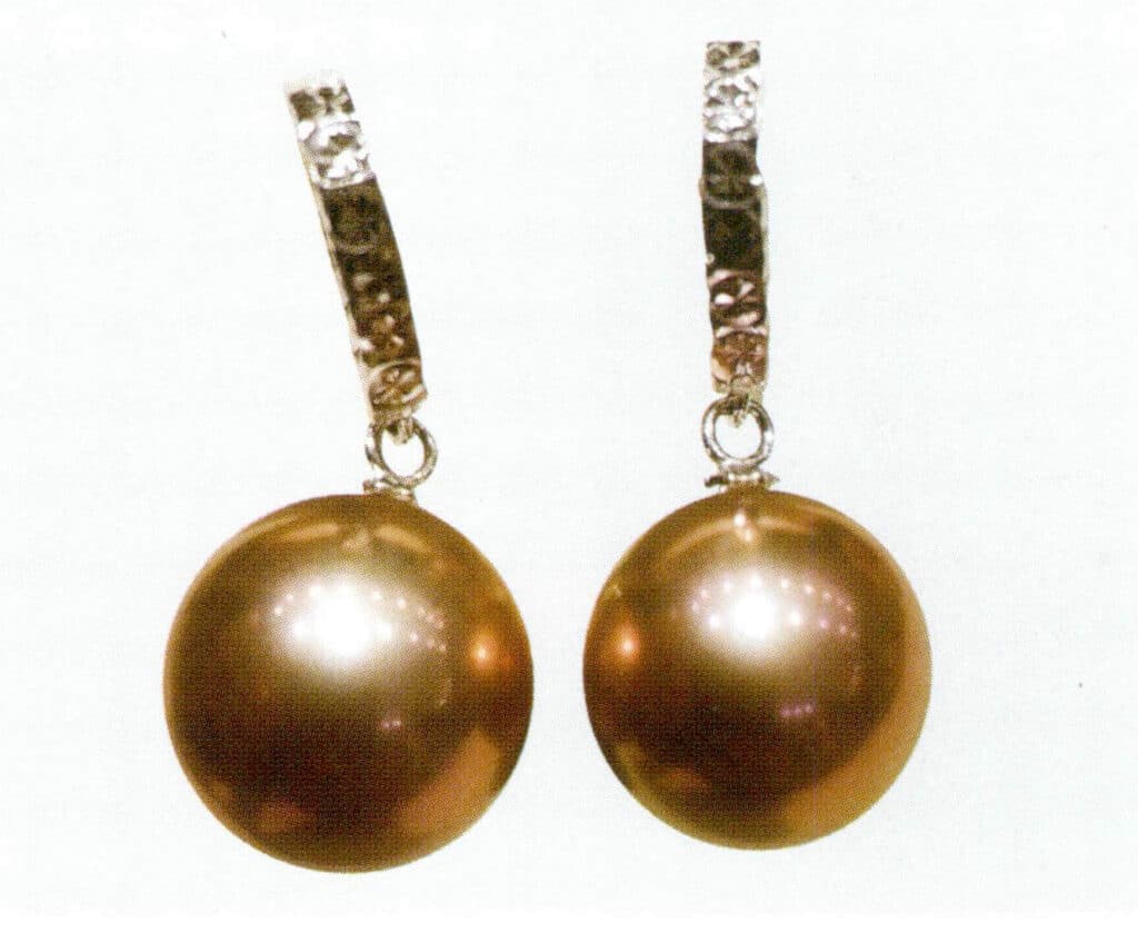 Figure 1-2-13 Brown freshwater nucleated cultured pearls