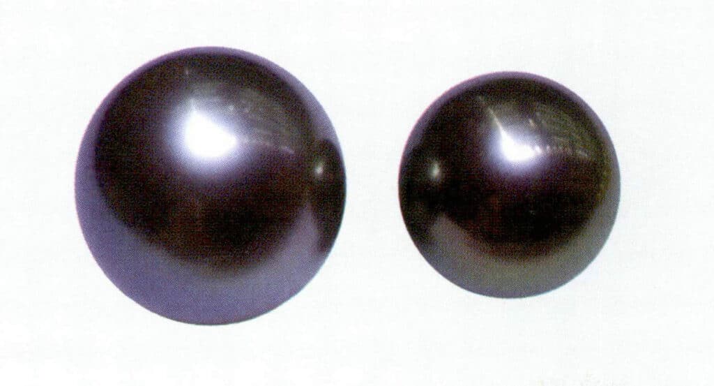 Figure 1-2-18 Accompanying colors of black seawater cultured pearls (1)