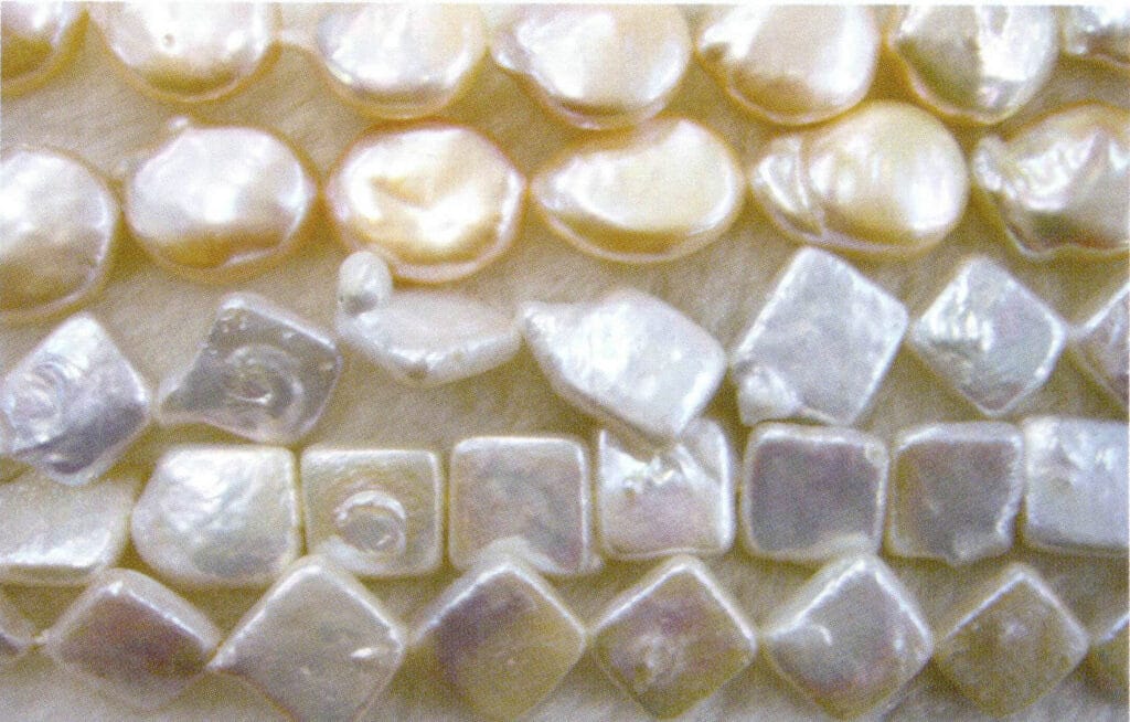 الشكل 1-4-59 أشكال مختلفة من لآلئ المياه العذبة المستزرعة