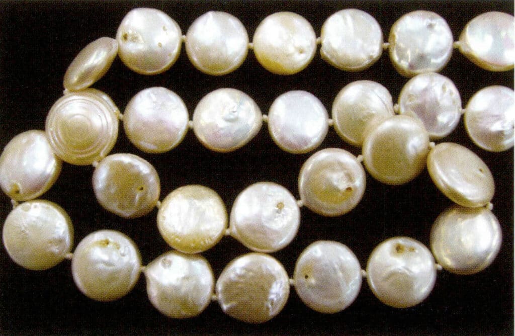 الشكل 1-4-62 لآلئ المياه العذبة المستزرعة على شكل أزرار (1)