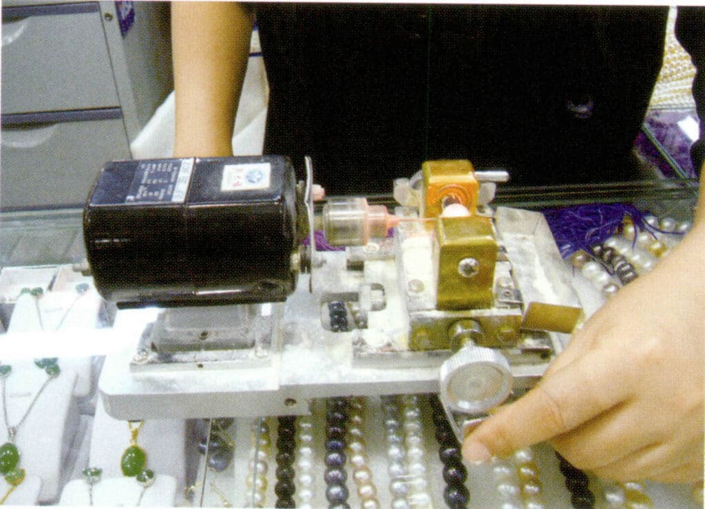 Figure 1-5-17 Drilling a Single Pearl