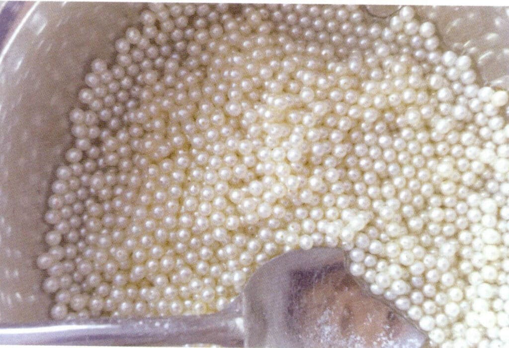 Figure 1-5-25 Pearls being bleached and whitened (6) 