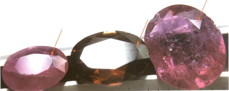 الشكل 2-4-26 الأوجه مرتبة من الحاد إلى الأملس من اليسار إلى اليمين (على اليسار ياقوت صلابته في موس 9، وفي الوسط عقيق صلابته في موس 7-8، وعلى اليمين التورمالين صلابته في موس 7.5)، ويشير السهم الأحمر إلى السطح الذي تكون فيه الظاهرة أكثر وضوحًا