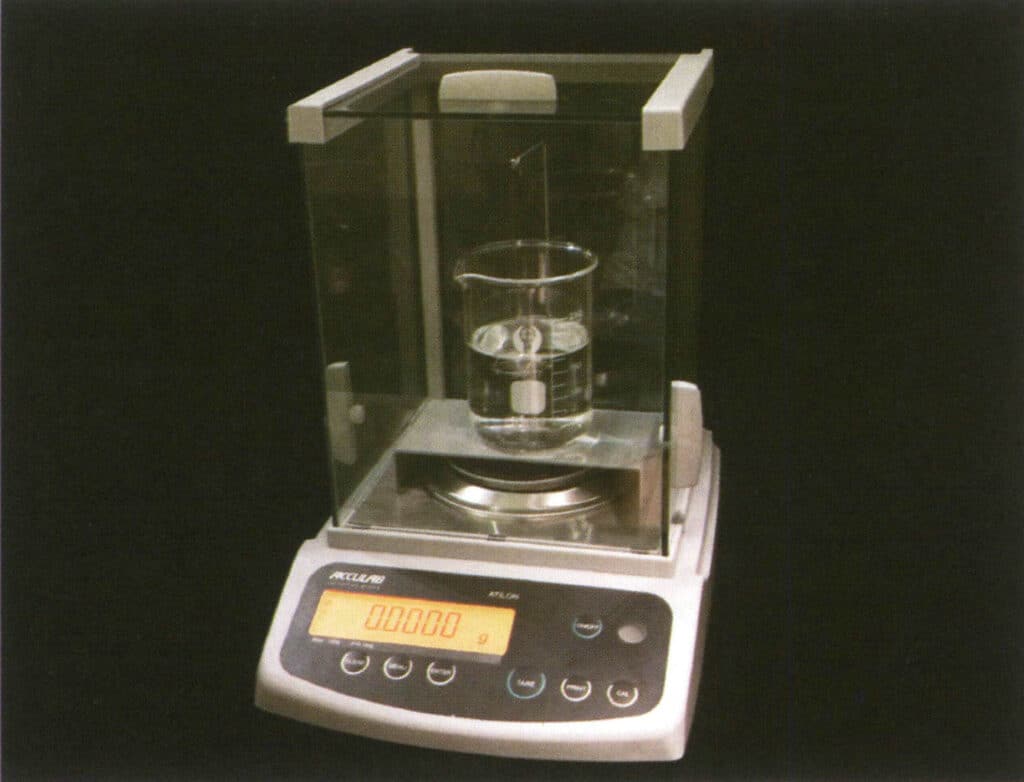 الشكل 2-4-28 حالة ملحقات وزن تنقية المياه على الميزان بعد التركيب (يتم وضع قوس التعليق الصافي على قرص وزن الميزان، وقوس الدورق على طرفي قرص وزن الميزان، وترجع تركيبات الملحقات الأخرى إلى الشكل التالي)