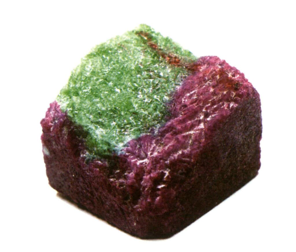 Figur 3-1-2 Rubin och Zoisite (den röda delen är mellanliggande kristallfamilj rubin, och den gröna delen är låg nivå kristallfamilj Zoisite )