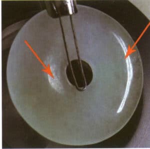 Figure 3-2-4 Differences in surface gloss of bleached and filled Jadeite (aggregate) (indicated by red arrows)