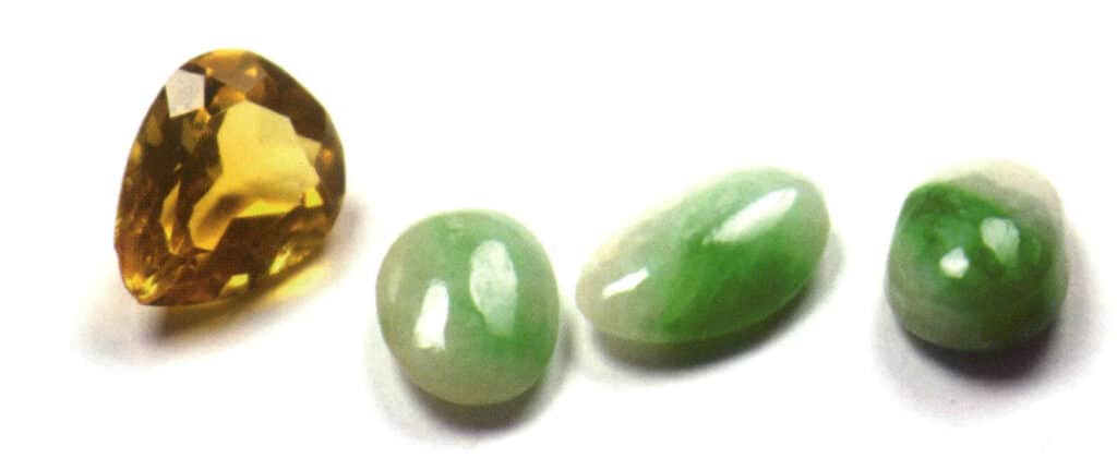 Figure 3-2-7 Comparison of glassy luster (crystal, reflected light) and glass-oily luster (jadeite, reflected light)