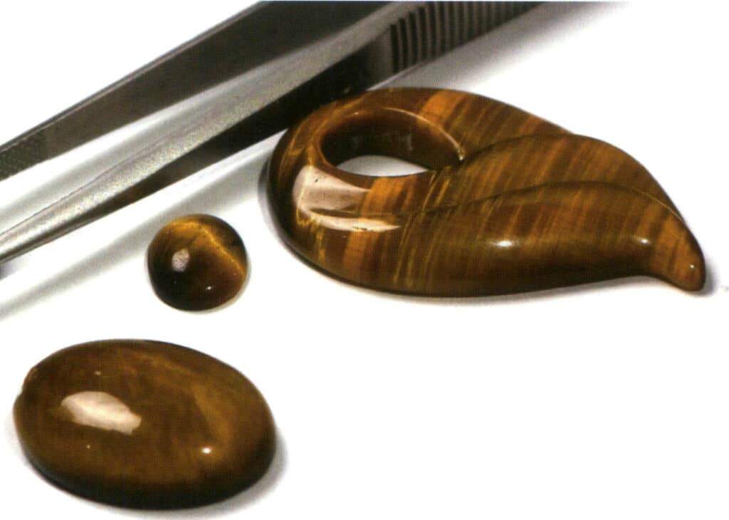 Figure 3-2-10 Glassy luster (Tiger's eye polished, reflected light)