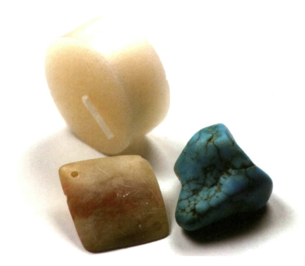 Figure 3-2-11 Waxy luster (top is a candle, bottom left is oriental jasper, bottom right is turquoise, observation condition is reflected light)