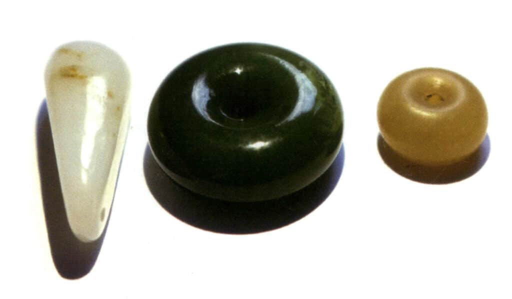 Figure 3-2-13 Comparison of oily gloss and waxy gloss (left one and left two are oily gloss, right one is waxy gloss, the observation condition is reflected light)