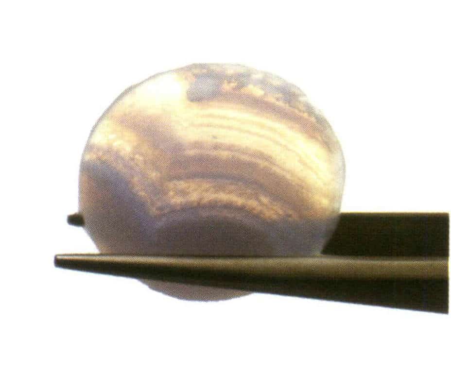 Figure 3-2-25 Sub-transparent to translucent, uneven transparency (chalcedony, transmitted light)