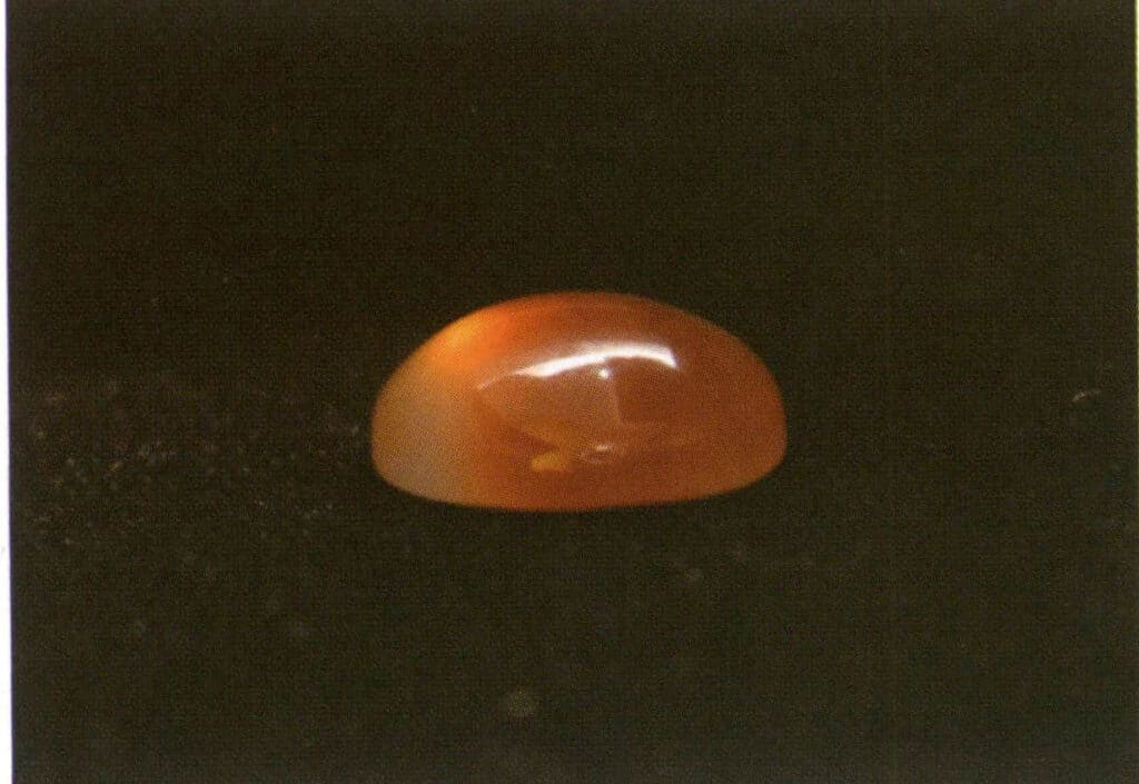 Figure 3-2-31 Agate under normal light source (containing iron elements).