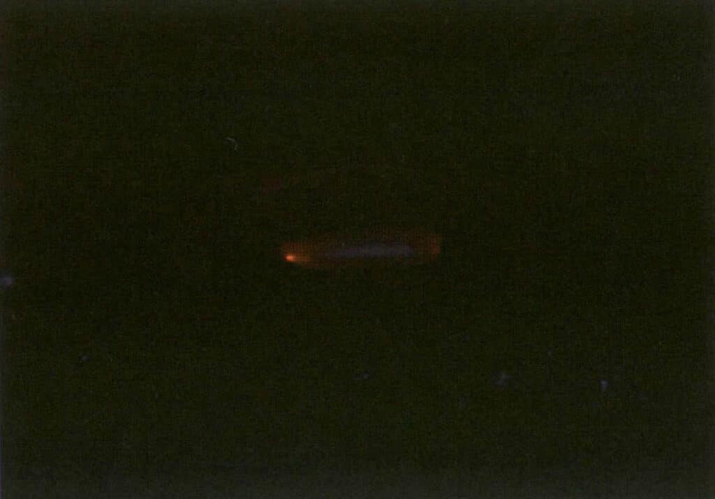 Figure 3-2-32 Agate shows no fluorescence under long-wave ultraviolet light, not visible to the naked eye.