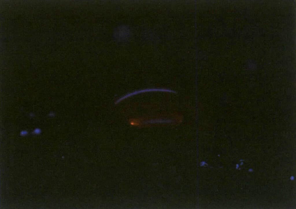 Figure 3-2-33 Agate shows no fluorescence under short-wave ultraviolet light, not visible to the naked eye.