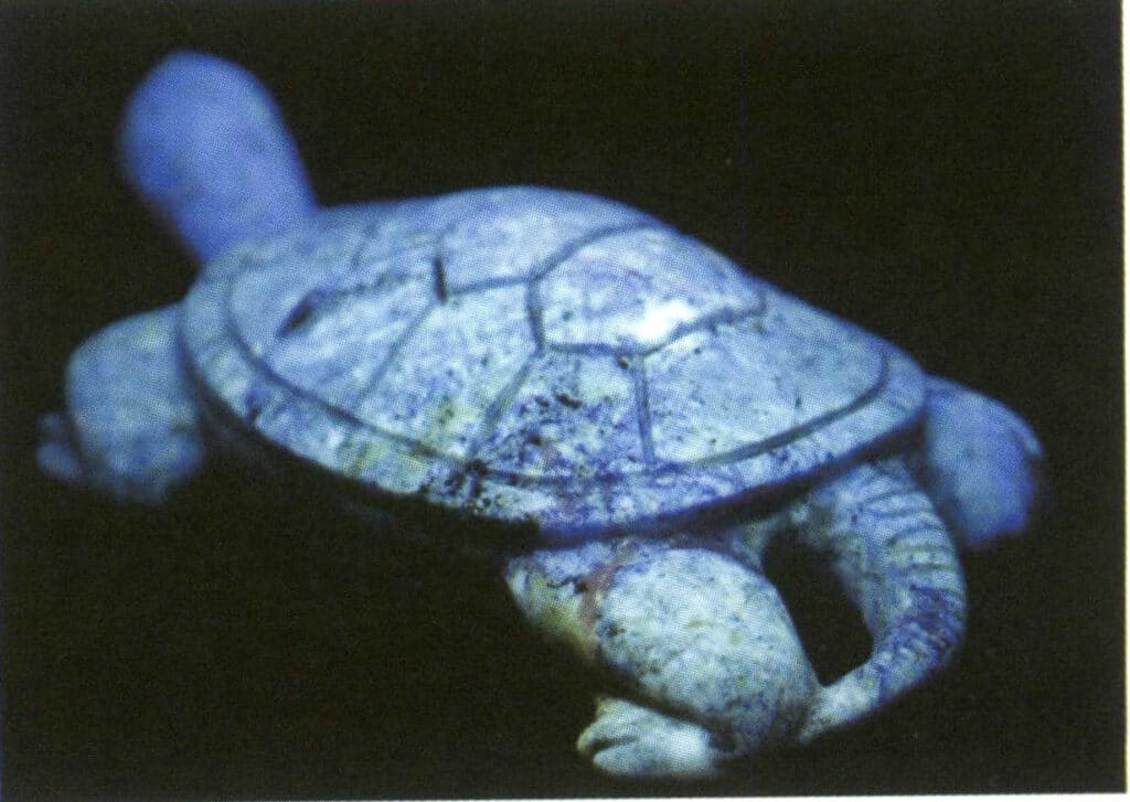 Figure 3-2-36 Under short-wave ultraviolet fluorescent light, uneven chalky fluorescence (of lapis lazuli) is not visible to the naked eye.