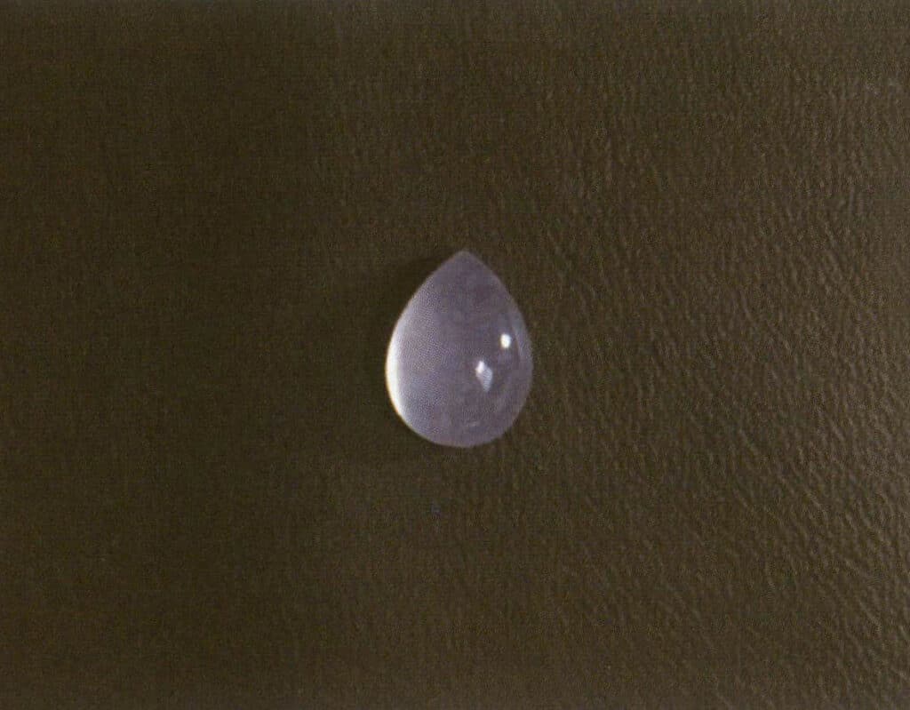 Figure 3-2-42 Chalcedony showing "fluorescence reflection" under reflected light.